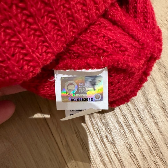 Canada Goose red cashmere blend toque - Picture 2 of 4